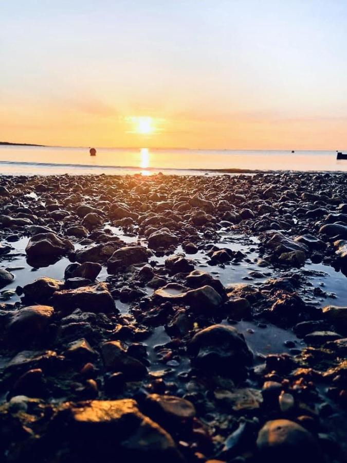 Beautiful Beachfront Retreat With A Stunning Sea View For The Ultimate Escape Away From The Busy World Below Herne Bay Eksteriør billede