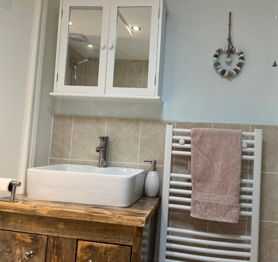 Beautiful Beachfront Retreat With A Stunning Sea View For The Ultimate Escape Away From The Busy World Below Herne Bay Eksteriør billede